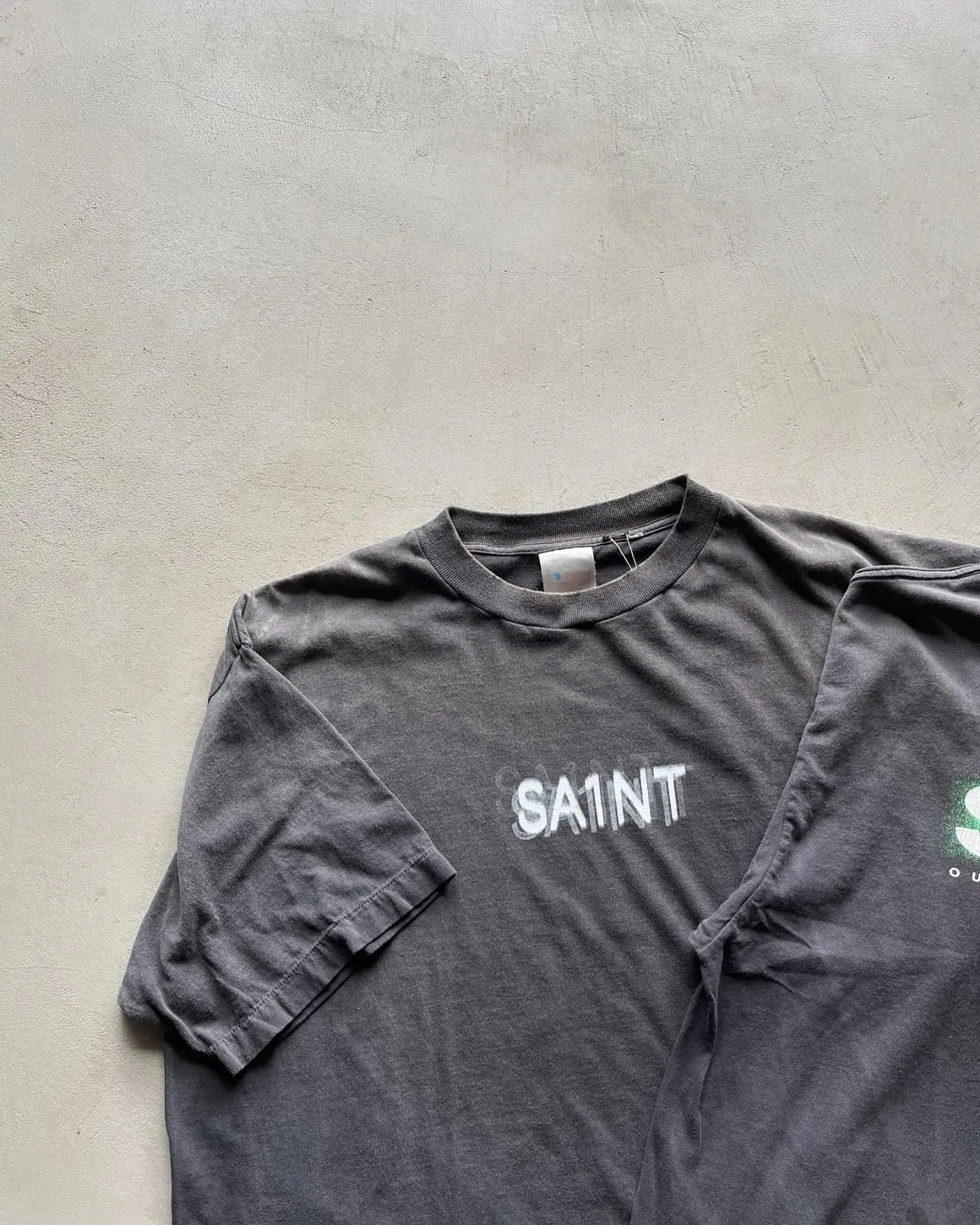 SAINT Mxxxxxx SEVEN DEADLY SS TEE/BLK Phantom SAINT Seven Deadly Sins Printed TEE Washed Black S-XL Look for cylindrical fabrics with no side seams. Don’t buy open width fabrics anymore. It’s boring. Assute garments are dyed. The whole piece is sprayed with Ma Liu. Then spray the heavy parts to fade. The collar and cuffs are frayed. Many hangings are frayed. Accessories are complete. Customized original consistent main mark/wash mark/little angel anti-counterfeiting mark.
